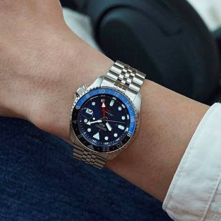 Seiko GMT Sports Watch – Automatic Dual Time Zone Timepiece (blue)